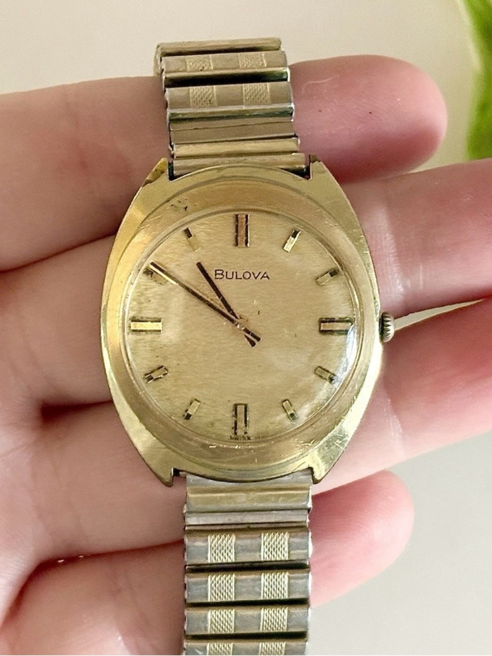 Vintage Mens Bulova Swiss Mechanical 17 Jewels Rare Gold Expansion Watch WORKS!!